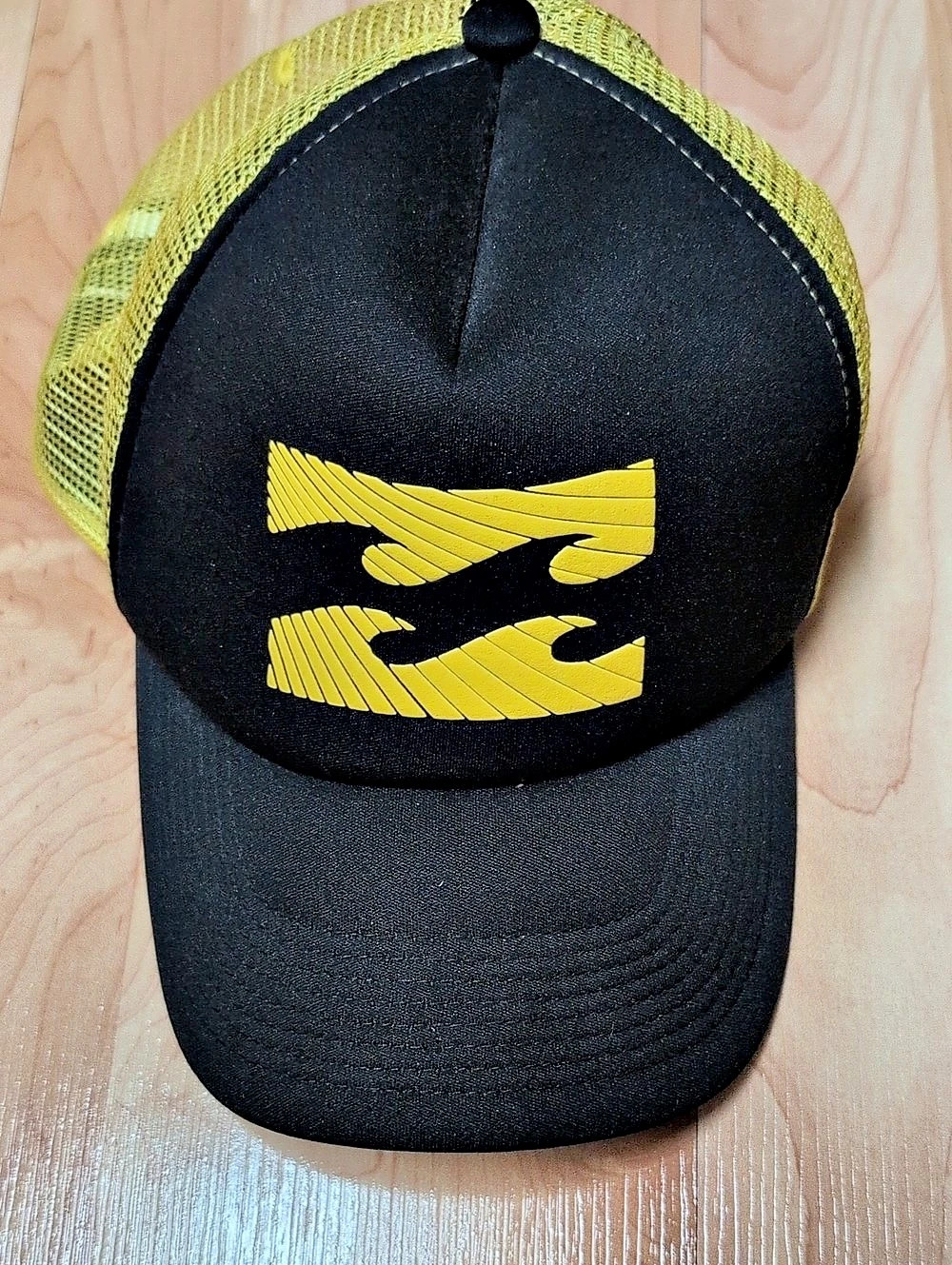 Billabong Wave Foam Trucker Hat in Black & Yellow Like New